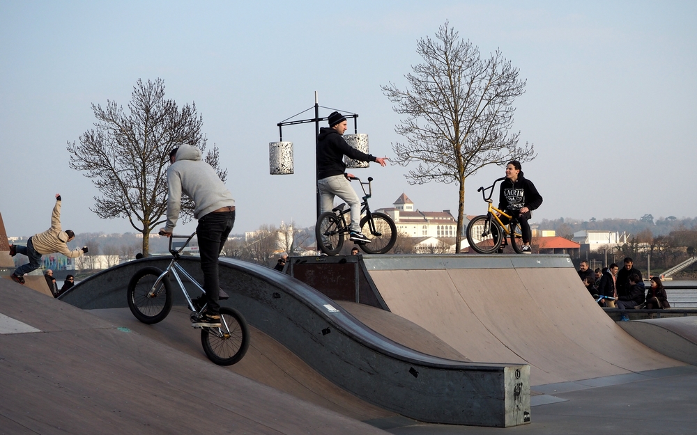 Thème de Février 2015 "Sur le vif" (fin le 22/02) - Page 2 User_2562_Discussion au skate park